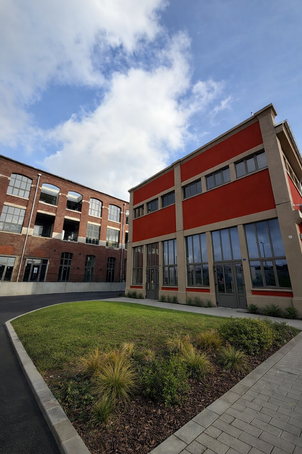 Cour intérieure et bâtiments réhabilités de La Lainière à Roubaix.